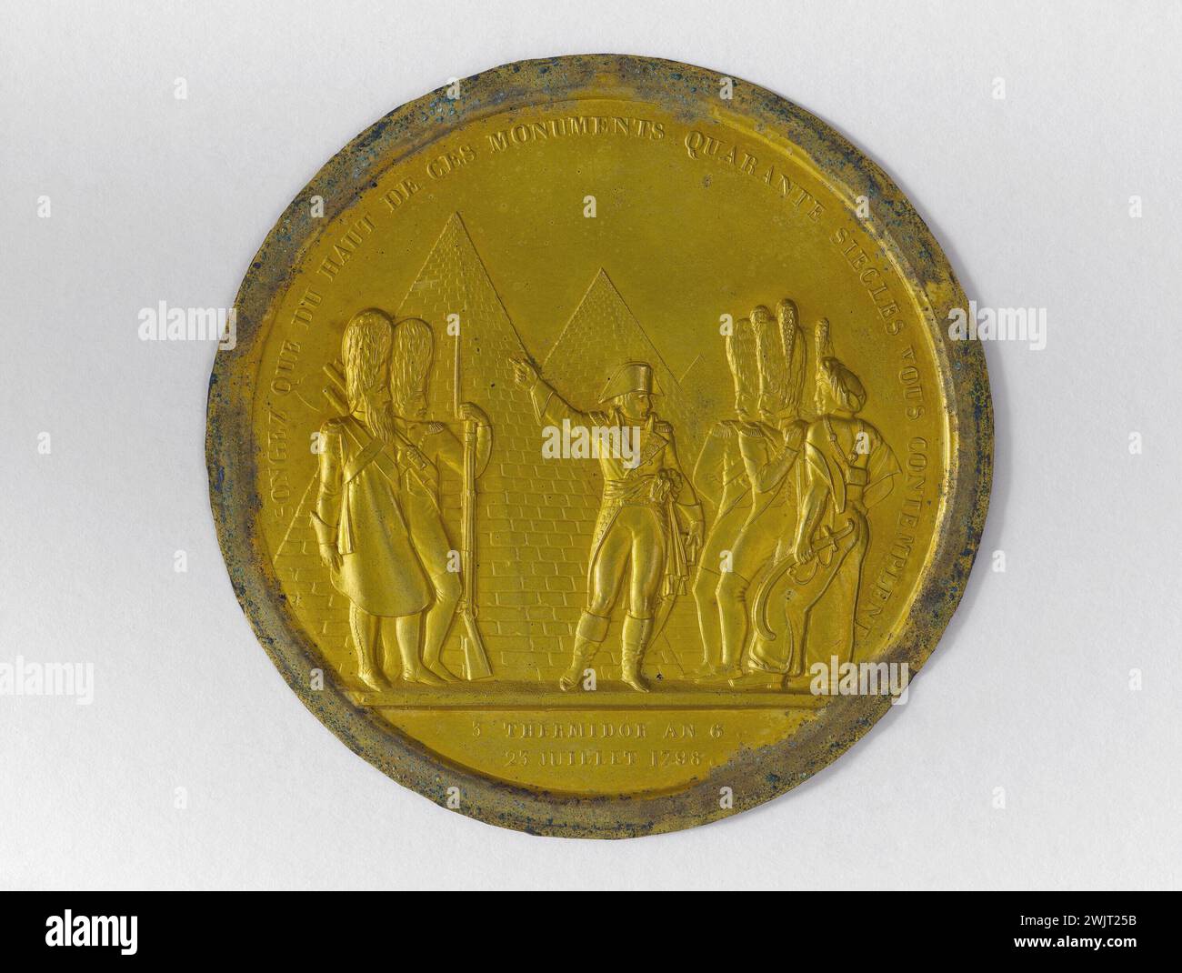 Anonimo. Pyramids, 1798. Rame dorato respinto. 1798 Parigi, museo Carnavalet. Napoleone Bonaparte in piedi tormentando l'esercito francese rappresentato da un sapper, un mamelucco e tre granatieri; sullo sfondo, le tre piramidi di Giza. Campagna d'Egitto, conquista napoleonica, rame dorato, imperatore francese, medaglia, piramide, soldato Foto Stock