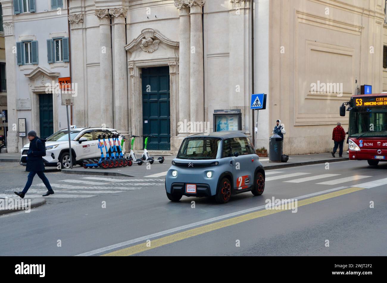 Un'auto elettrica citroen ami che guida nel centro di roma capitale d'italia UE Foto Stock