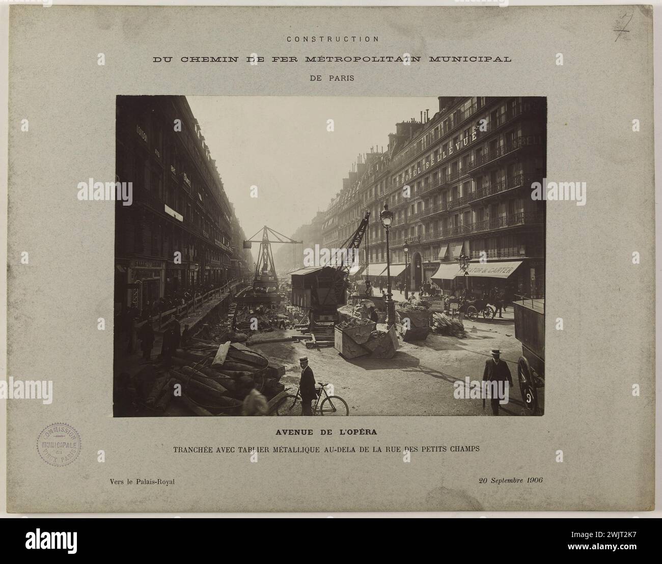 Vista dell'opera da avenue de l'Opéra ,. Parigi (VIII arr.). 'Construction / Metropolitan Railway / Municipal of Paris. / Avenue de l'Opéra / trincea con grembiule metallico oltre rue des Petits Champs'. 1906-09-20. Fotografia anonima. 1906-09-20. Parigi, museo Carnavalet. 123882-6 Foto Stock