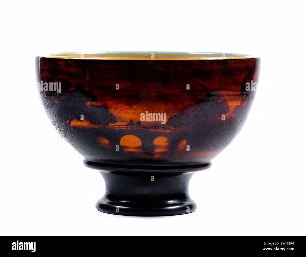 Émile Gallé (1846-1904). Taglio orizzontale. Prima del 1904. Vetro. St. Denis. Museo delle Belle Arti della città di Parigi, Petit Palais. 55424-4 albero, arte nuova, taglio, paesaggio, rappresentazione del carattere, vetro serio, ponte Foto Stock