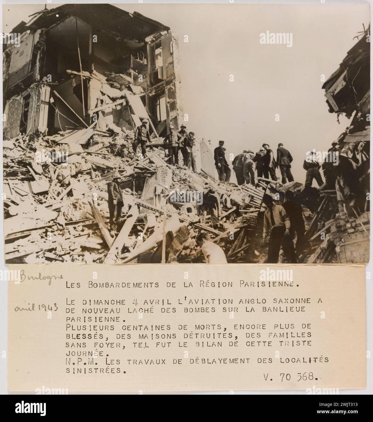 Trampus. "Fotografia propagandistica: Vigili del fuoco nelle macerie dopo il bombardamento, Boulogne”. I bombardamenti della regione di Parigi. / Domenica 4 aprile, l'aviazione anglosassone A / ancora Lache di bombe sui sobborghi / parigino. / Diverse centinaia di morti, ancora di più / feriti, case distrutte, famiglie / senza casa, questo è stato il record di questo triste / giorno. / N.P.M. i locali / sinistri lavori. Estrazione gelatino-argento-bromuro. Leggenda dattilografica in inchiostro nero. nel 1943-04-06-1943-04-06. Parigi, museo Carnavalet. 144782-1 Foto Stock