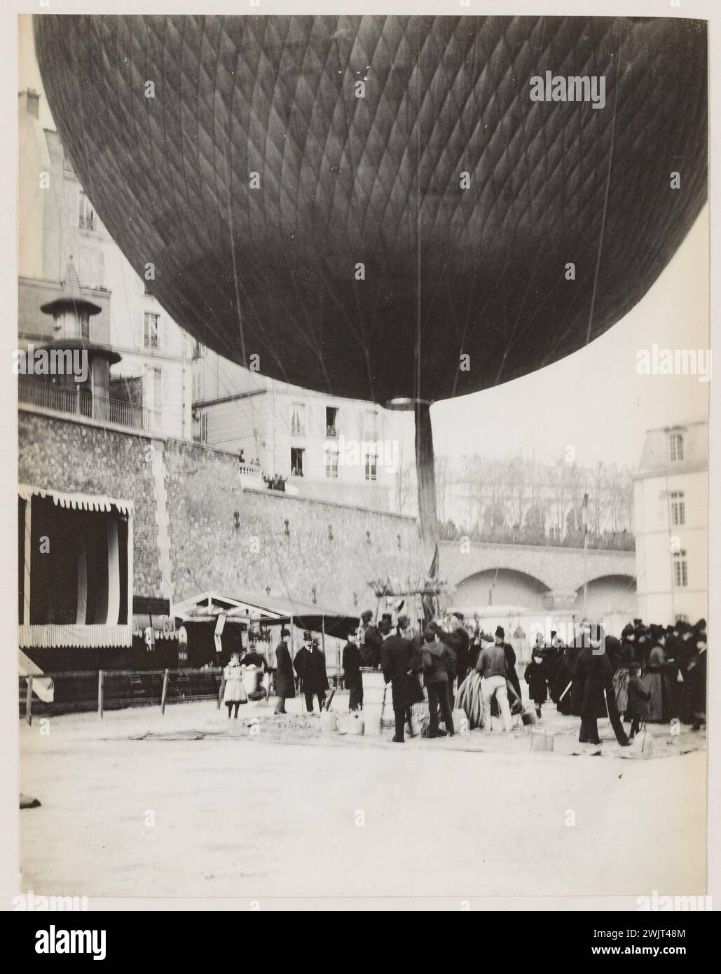 Blancard, Hippolyte (1843 - D.1924), parte inferiore di un pallone durante il suo gonfiore quai de Billy, 16 ° arrondissement, Parigi (titolo fittizio), 1890. Estrazione Platinum. Museo Carnavalet, storia di Parigi. Foto Stock