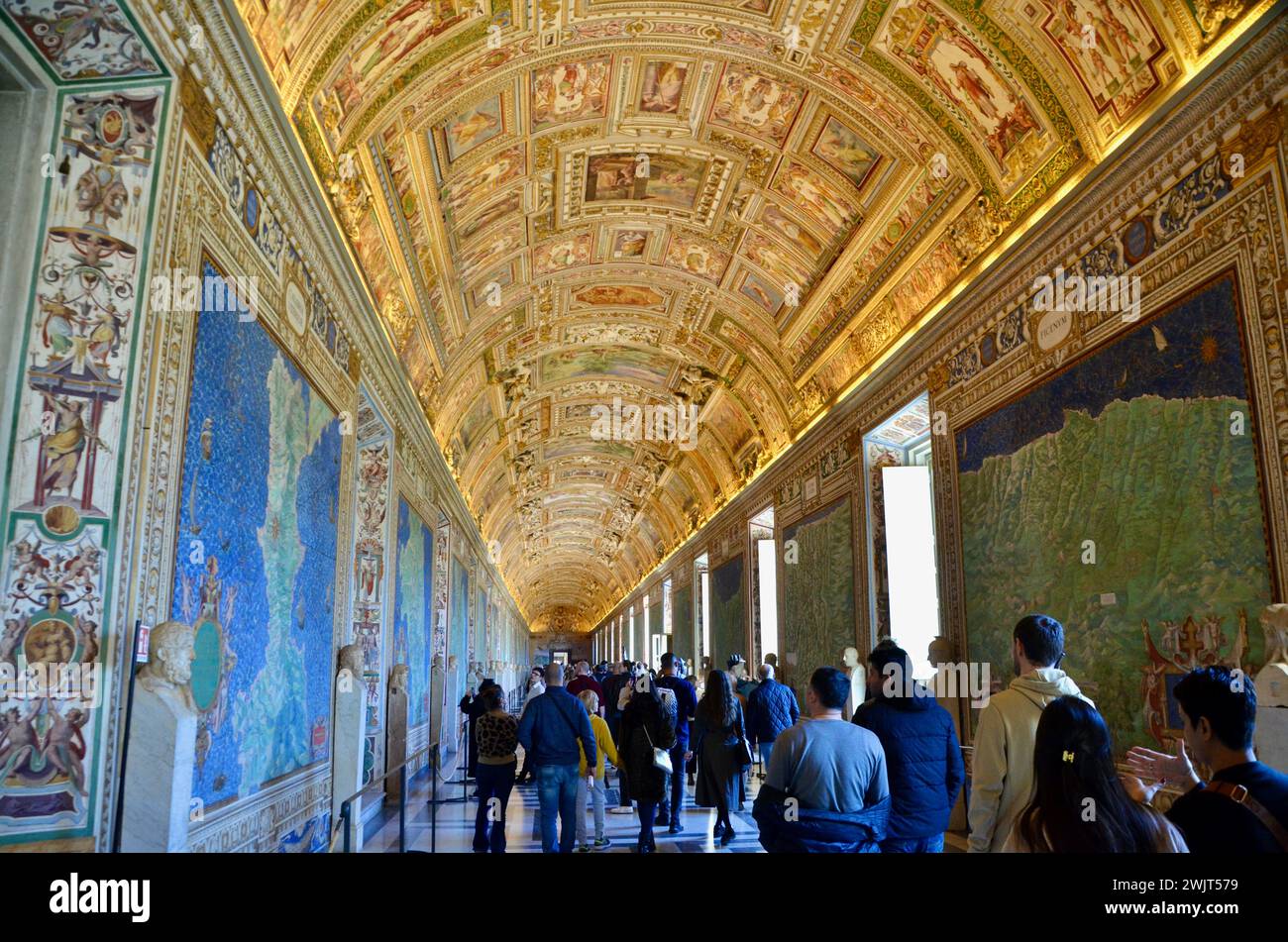 Antico corridoio fiancheggiato da cartina pieno di turisti nella città del vaticano roma capitale d'italia UE Foto Stock