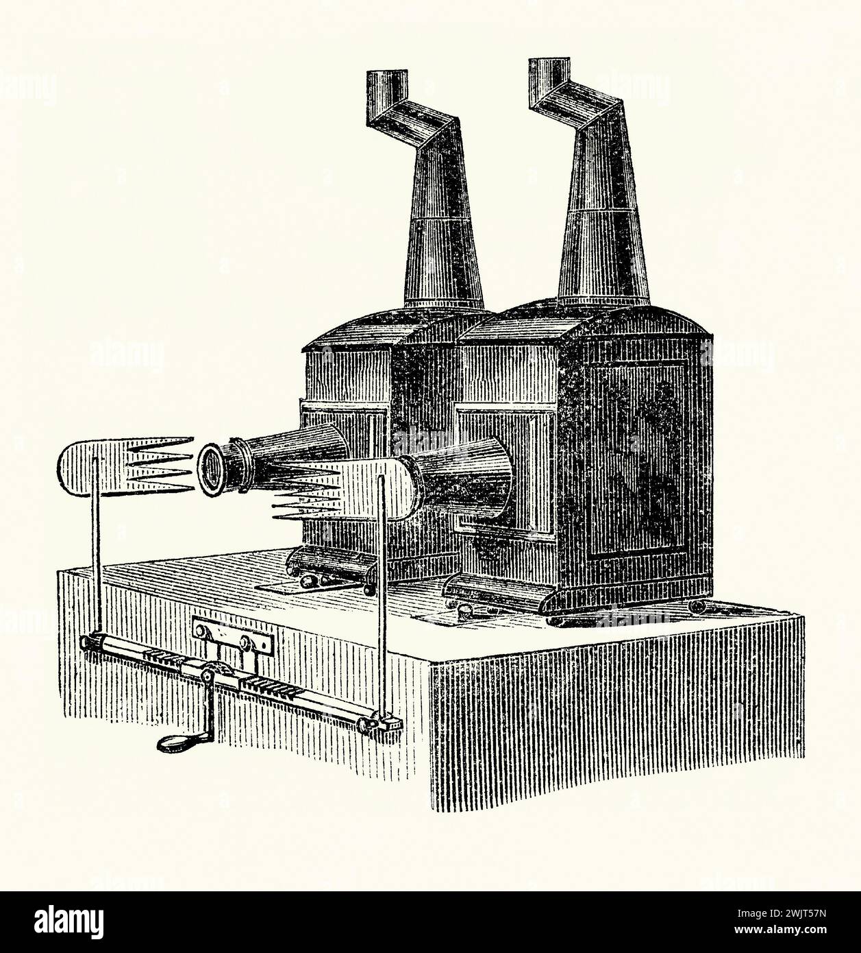 Una vecchia incisione che mostra due lanterne magiche con un dispositivo sul davanti per consentire di dissolvere le viste quando si passa da una macchina all'altra durante uno spettacolo di lanterne magiche negli anni '1800 È tratto dal libro vittoriano degli anni '1890 su sport, giochi e passatempi. Questo dispositivo meccanico ha chiuso e aperto due «pettini» contemporaneamente: Lo spettatore vedrebbe su una lanterna il graduale sbiadimento da un’immagine proiettata mentre il pettine mobile copriva la proiezione, mentre, allo stesso tempo, il pettine sulla seconda lanterna aprendo un cursore alla massima luminosità da una posizione chiusa. Foto Stock