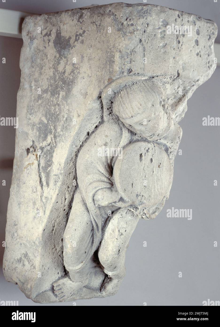 Console medievale in pietra decorata con una figura d'angelo (nota come la meridiana), proveniente dagli scavi del Hôtel-Dieu, seconda metà del XII secolo. Anonimo. Pierre. Parigi, Musée Carnavalet. 25820-3 Angelo, meridiana, console medievale, dio-hotel scavi, figura, hotel-god, strumento musicale, ornee di pietra medievale, di media età Foto Stock