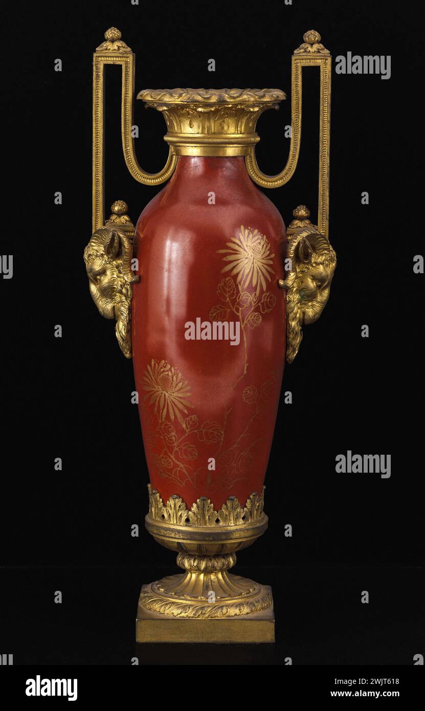Anonimo. Montato su vaso. Porcellana, bronzo dorato, 1775-1785. Parigi, museo Cognacq-Jay. 78926-12 animale mitologico, manico, dorato in bronzo, ceramica, ceramica, doratura, motivo floreale, rosso, testa, vaso monte, 18 18 18 18 18 18 18 18 18 xviii secolo Foto Stock