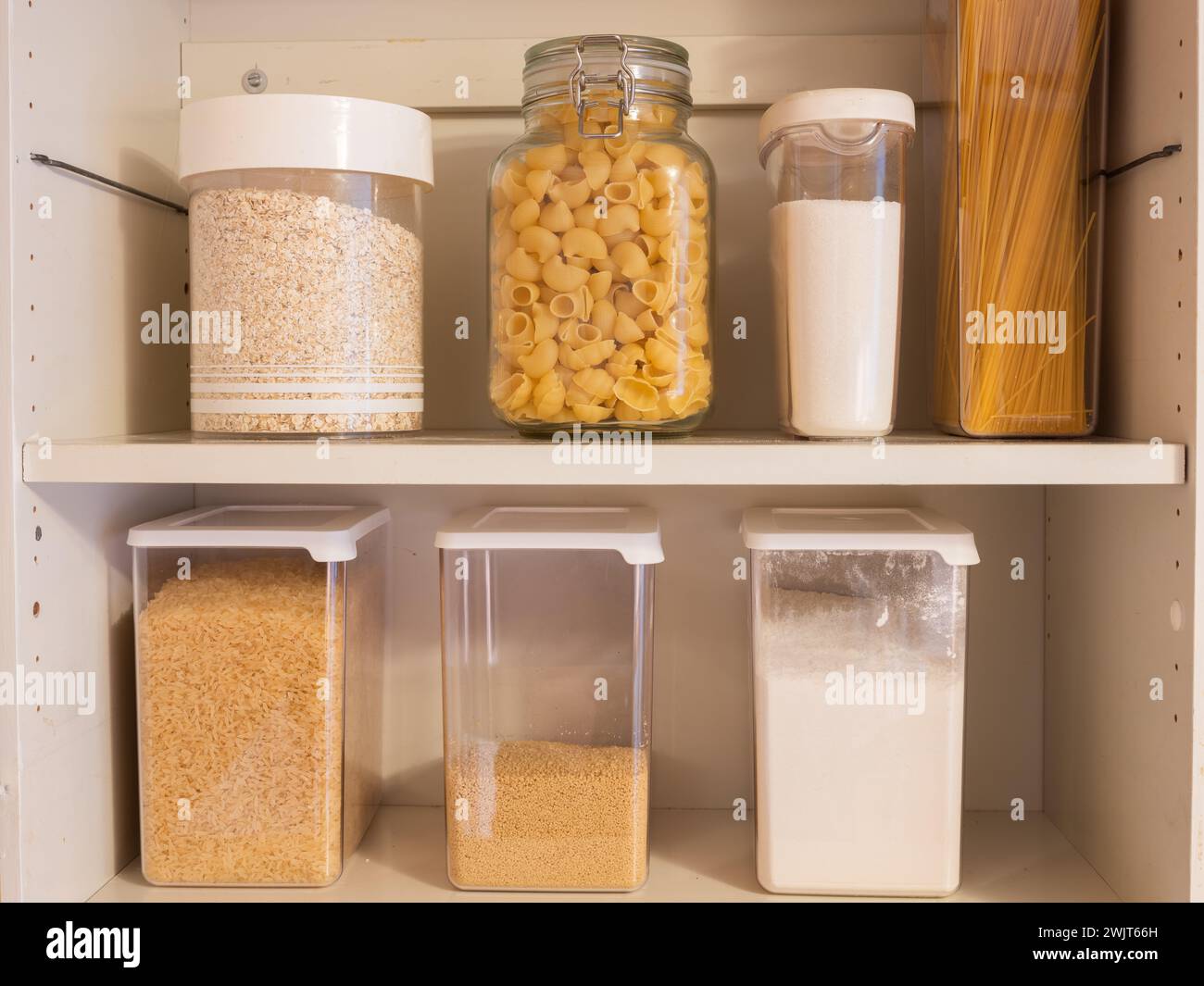 Vari prodotti secchi su uno scaffale. Barattoli di pasta e altri alimenti ricchi di carbonio. Preparazione dell'inspirazione. Foto Stock