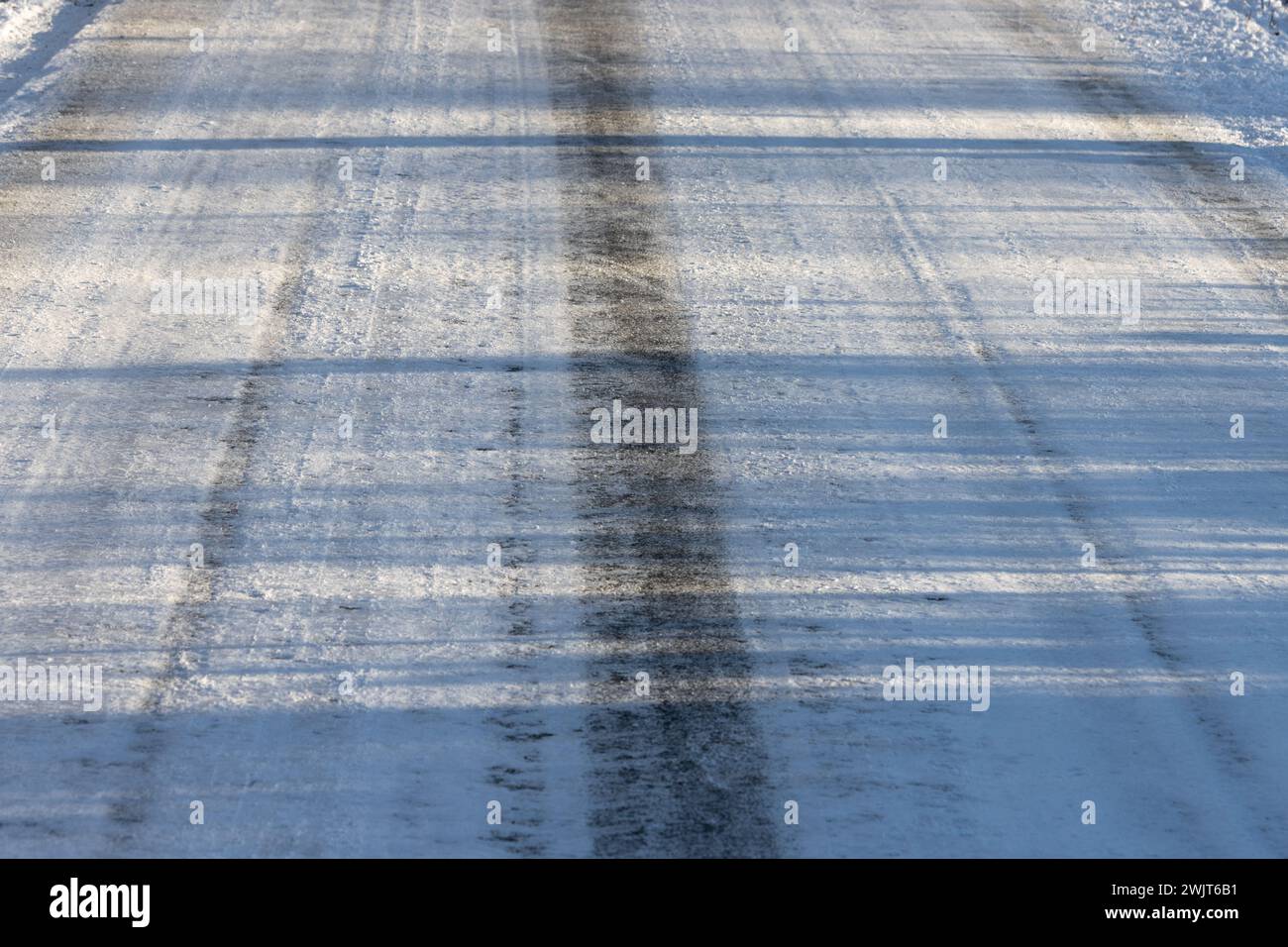 Strada ghiacciata con condizioni invernali. Foto Stock