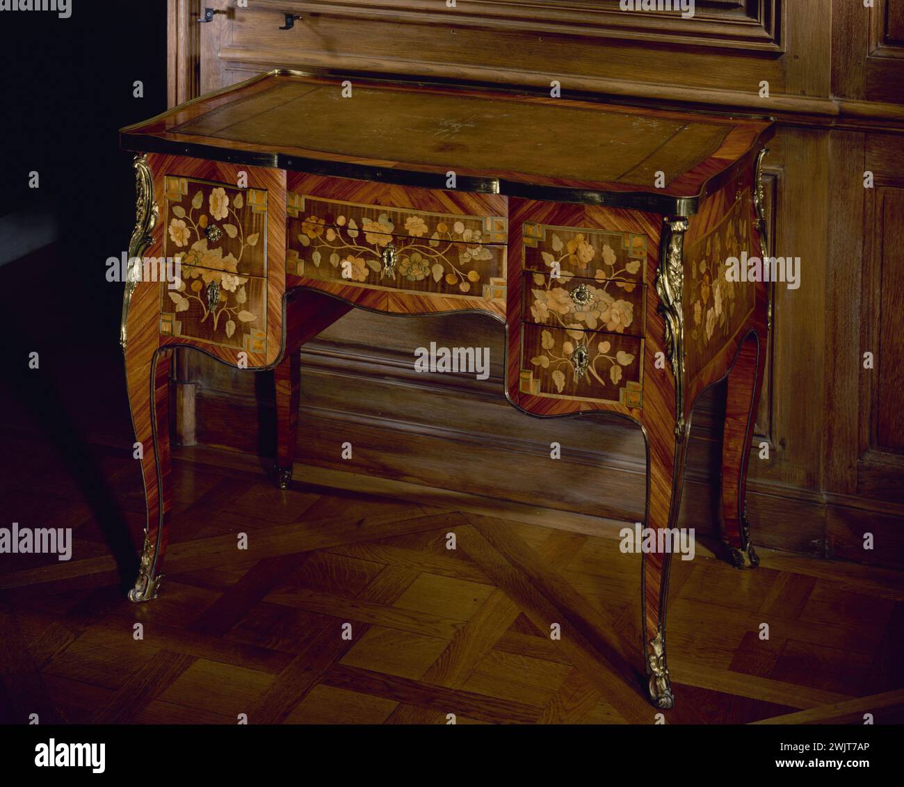 Anonimo. Toilette trasformata in un ufficio con cinque cassetti in quercia e faggio, intarsiatura con fiori e fogliame, bronzi dorati (panoramica, in camera, senza fondo), intorno al 1755-1760. Parigi, museo Cognacq-Jay. Bronzo, Ufficio, Chene, cinque, arredamento, Fogliage, Fleur, Hetre, Marquerie, mobili, stile Luigi XV, cassetto, trasformazione, trasformazione, XVIII secolo, legno, mobili, wc Foto Stock