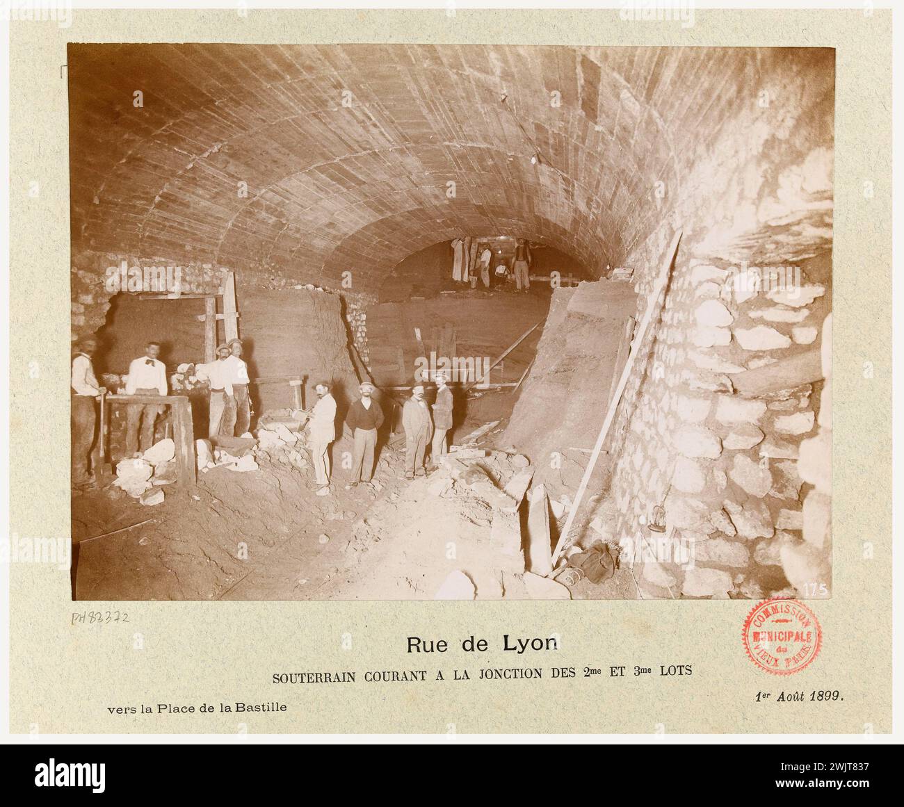 unione fotografica francese. Costruzione / ferrovia metropolitana / Municipale di Parigi / rue de Lyon / corrente sotterranea al bivio del 2° e 3° lotto / verso Place de la Bastille 1° agosto 1899. "Costruzione della ferrovia metropolitana municipale a Parigi: Corrente sotterranea all'incrocio dei lotti 2 e 3, rue de Lyon, 12° arrondissement, Parigi". Estrazione di gelatina-cloruro d'argento. in 1899-08-01-1899-08-01. Parigi, museo Carnavalet. 144191-27 Foto Stock