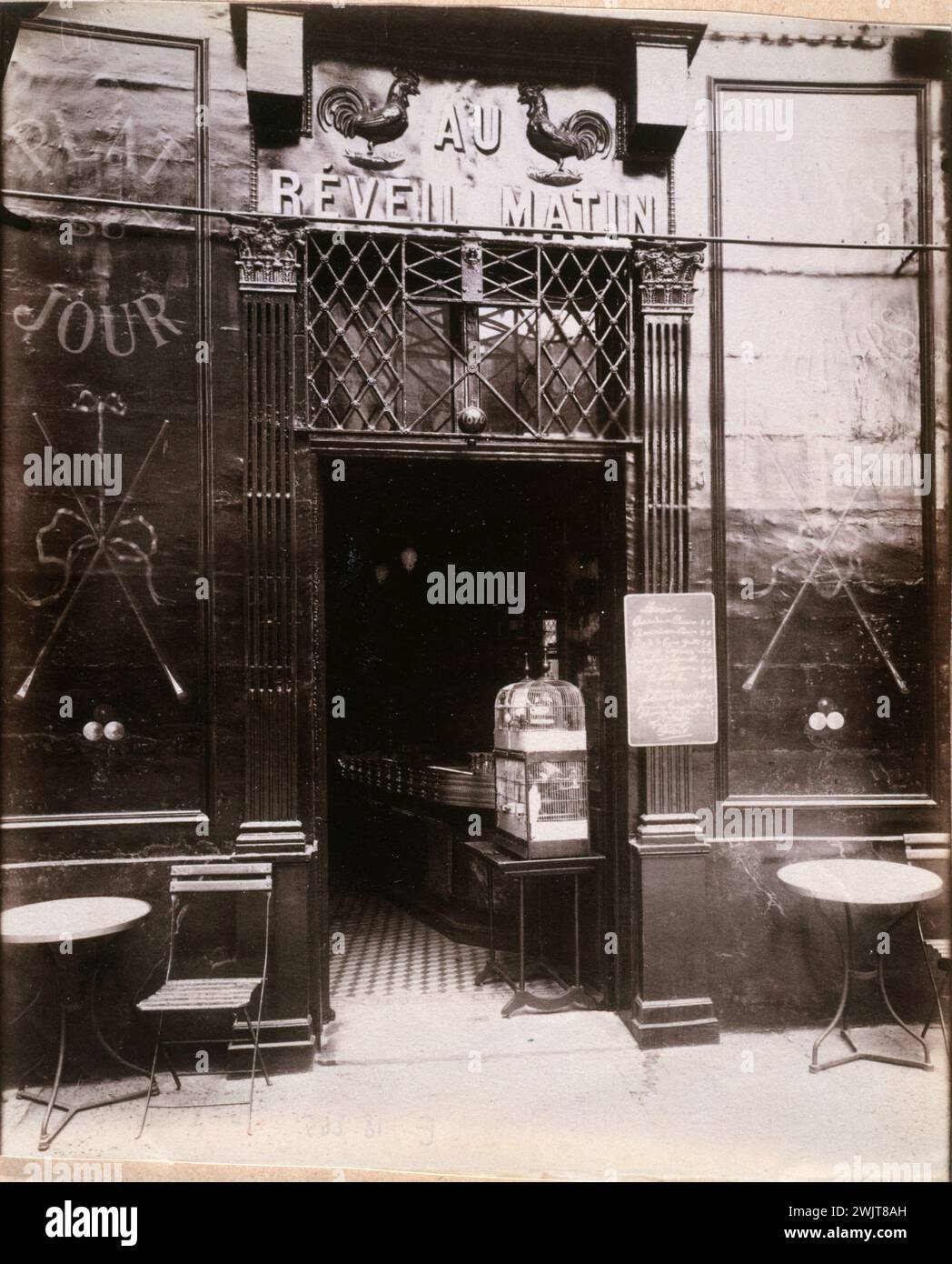 La mattina del risveglio, 135 rue Amelot ', Parigi (11° arr.). Fotografia di Eugène Atget (1857-1927). Parigi, Museo Carnavalet. 34552-11 135 rue Amelot, sveglia mattutina, caffè, gabbia per uccelli, gallo, ripostiglio, tavolo da bistrot Foto Stock