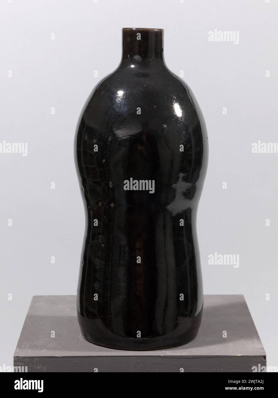 Bottiglia (tokkuri). GRS, grana fine grigio pte, crema di biscotti sotto la base, rivestita di nero. Intorno al 1850-1875. Parigi, Muse Cernuschi. Arte giapponese monocromatica, biscotti, bottiglia, ceramica giapponese, gres, nero, pasta grigia, tokkuri Foto Stock