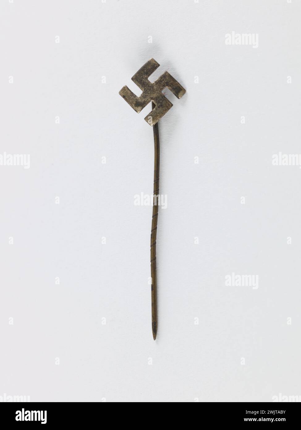 Anonimo. "Epingle di cravatta inversa o patriottica con svastica". Metallo. 1933-1945. Museo generale Leclerc dell'Hauteclocque e della liberazione di Parigi, Museo Jean Moulin. 158812-26 Foto Stock