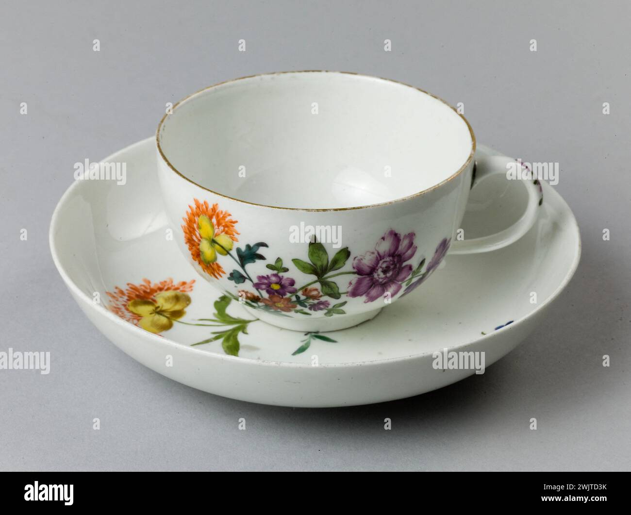 Produzione Meissen. "Tazza e piattino con decorazioni floreali (Meissen)". Porcellana di Sassonia. Parigi, Museo della vita romantica. PORCELLANA Foto Stock