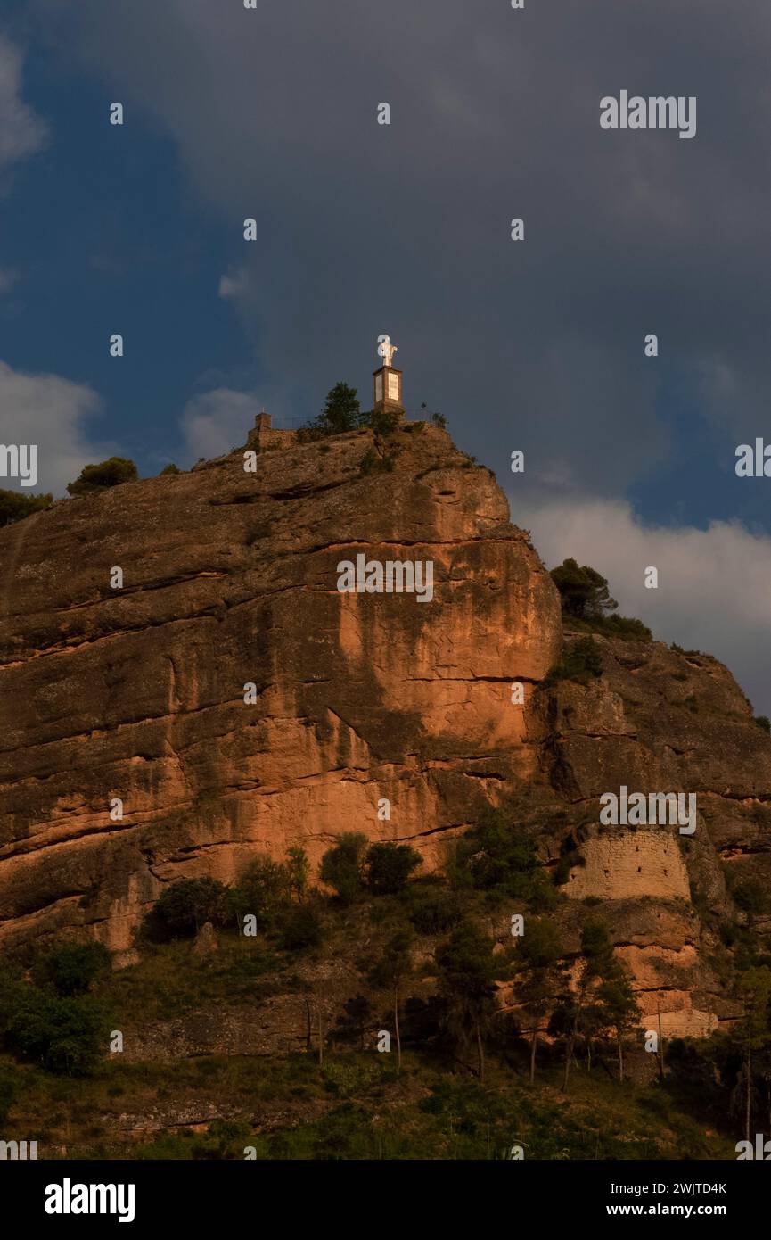 Statua del Cristo Redentore o Monumento al Sacro cuore, sopra il villaggio di Graus, nella contea di Ribagorza, provincia di Huesca, Aragona, Spagna. La statua, sulla cima di una roccia, la Peña del Morral, fu eretta nel 1950. Foto Stock