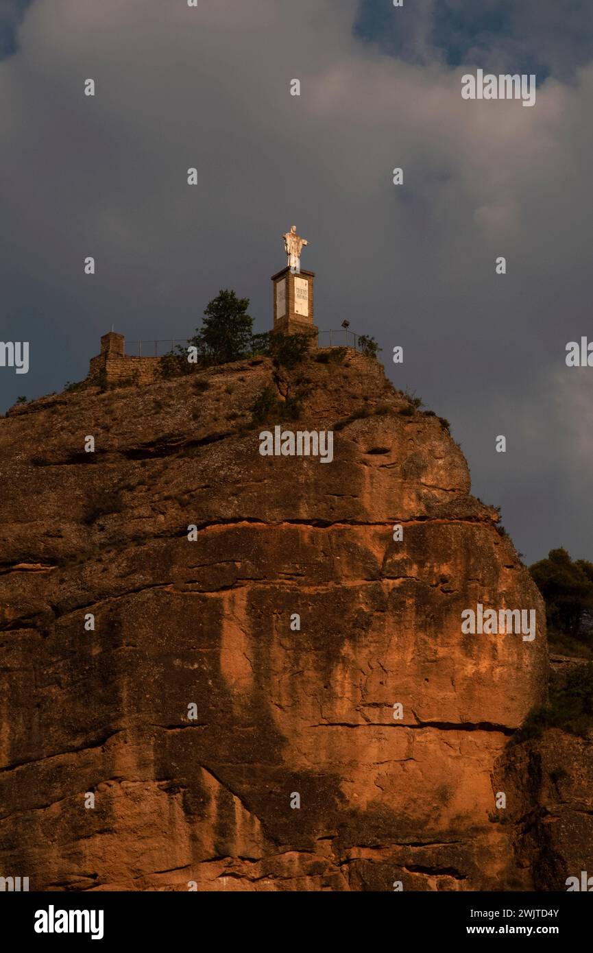 Con un braccio mancante e prima del suo restauro del 2018, statua del Cristo Redentore o Monumento al Sacro cuore, sopra il villaggio di Graus, nella contea di Ribagorza, provincia di Huesca, Aragona, Spagna. Foto Stock