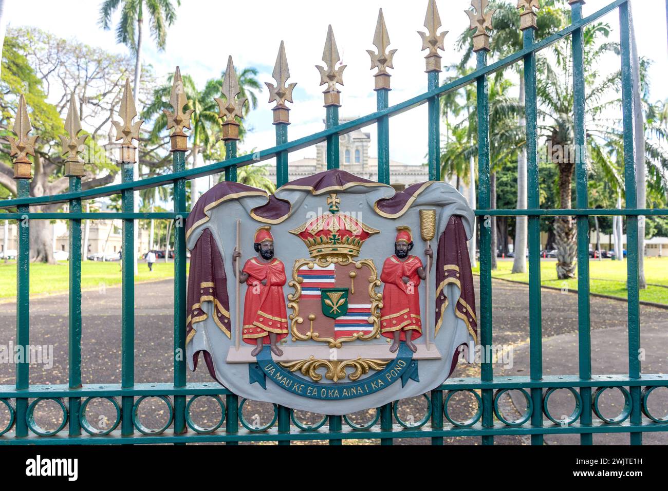 Royal Coat of Arms al cancello di Iolani Palace, King Street, Honolulu, Oahu, Hawaii, Stati Uniti d'America Foto Stock