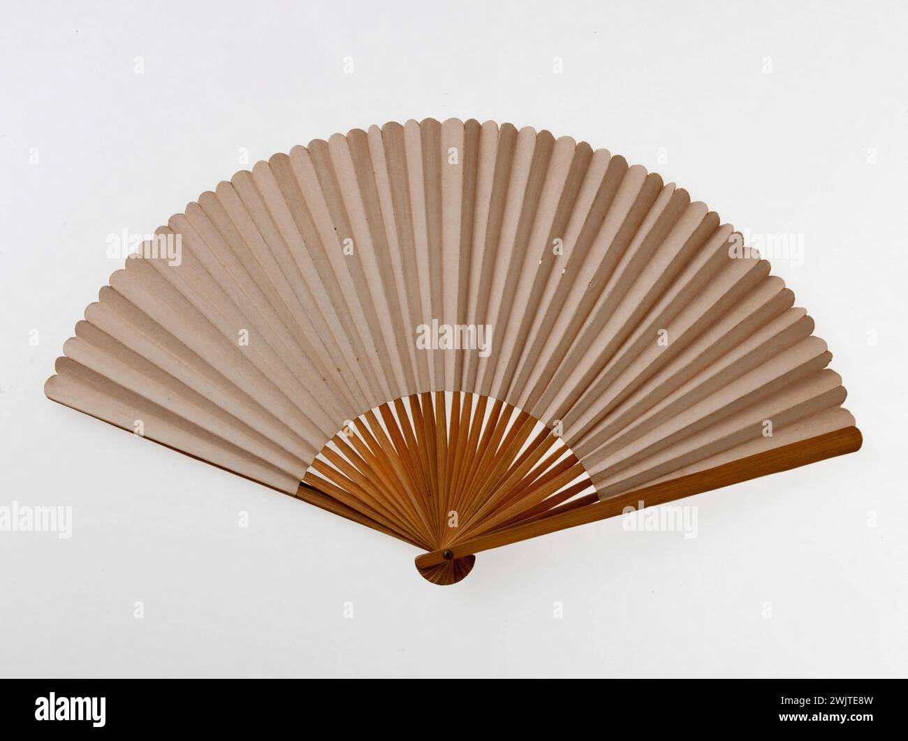 EVENTAIL. Il motivo e la calligrafia della teiera. Carta, bambù. Parigi, museo Carnavalet. Eventail: Teiera e calligrafia. Accessorio moda giapponese, sera, influenza asiatica, influenza giapponese, influenza giapponese Foto Stock