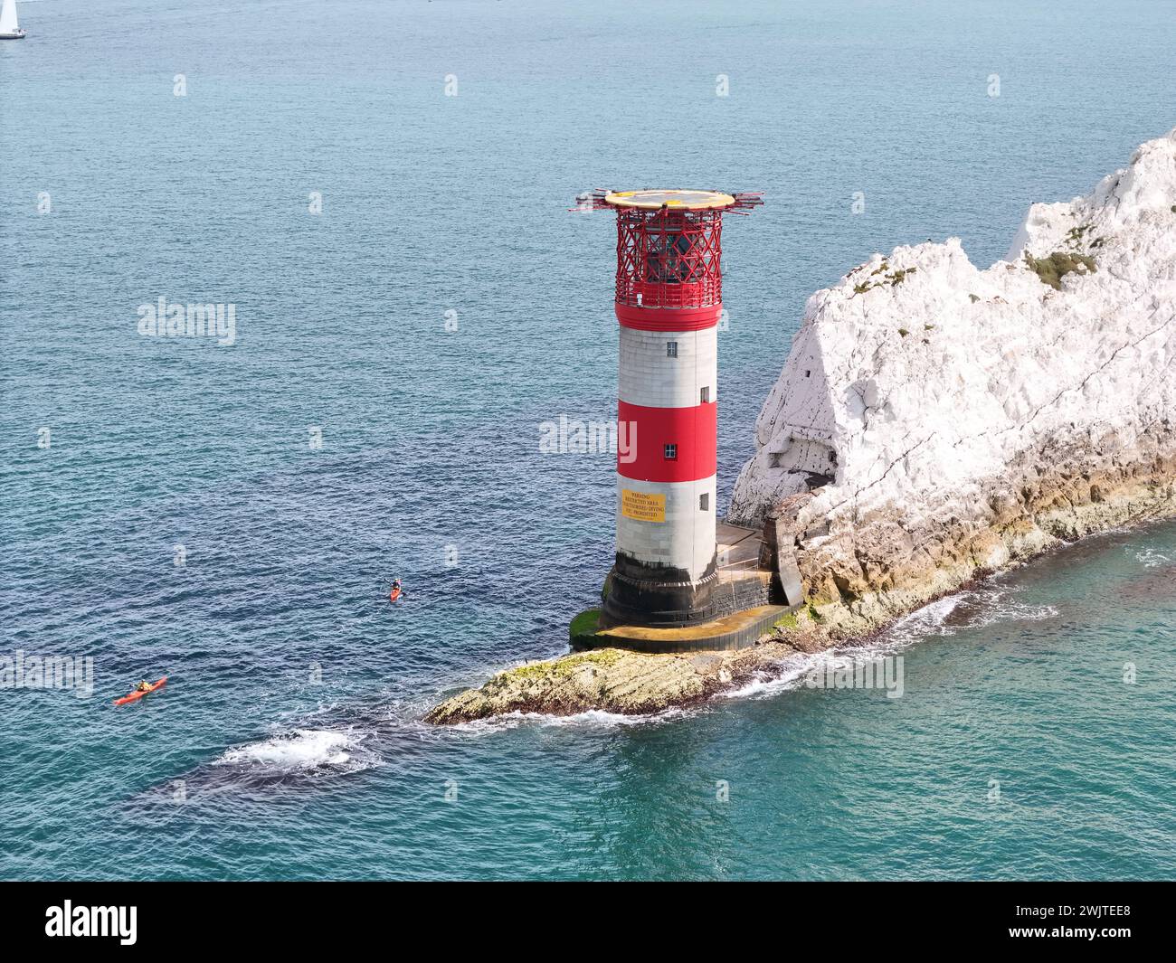 Canoe di mare alla base del faro di Needles Isola di Wight calmo giorno cielo blu drone, aereo, vista dall'alto Foto Stock