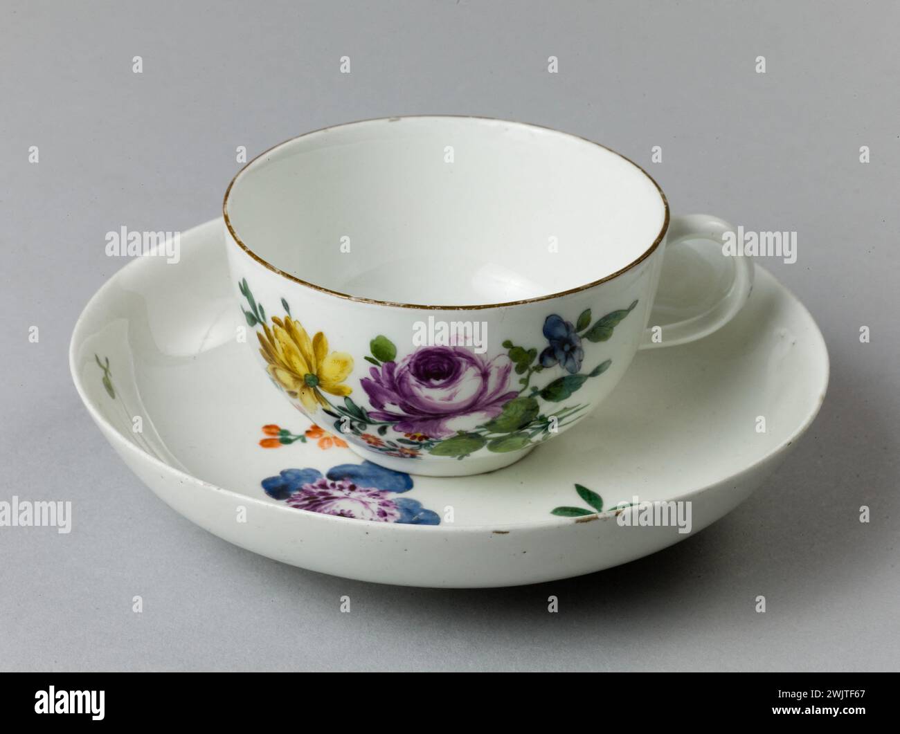 Produzione Meissen. "Tazza e piattino con decorazioni floreali (Meissen)". Porcellana di Sassonia. Parigi, Museo della vita romantica. PORCELLANA Foto Stock