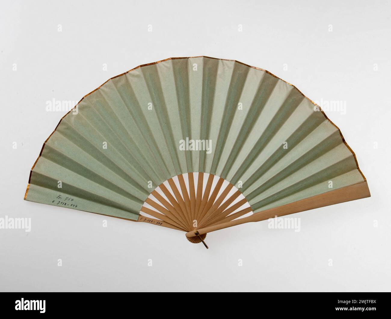 EVENTAIL. "Esposizione universale del 1900" (Palazzo dei Ministeri della Guerra e della Marina, ecc.). Stampa su carta, legno. Parigi, museo Carnavalet. Eventail: Esposizione universale del 1900 (Palazzo dei Ministeri della Guerra e della Marina, ecc.) Accessorio alla moda, Eventail Foto Stock