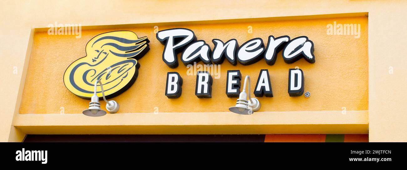 Ocala, Florida 2-10-2024 ristorante Panera Bread esterno e marchio di fabbrica Mother Bread che porta l'antipasto alla pasticceria con il logo del panificio, pasticcini e prodotti da forno, Foto Stock