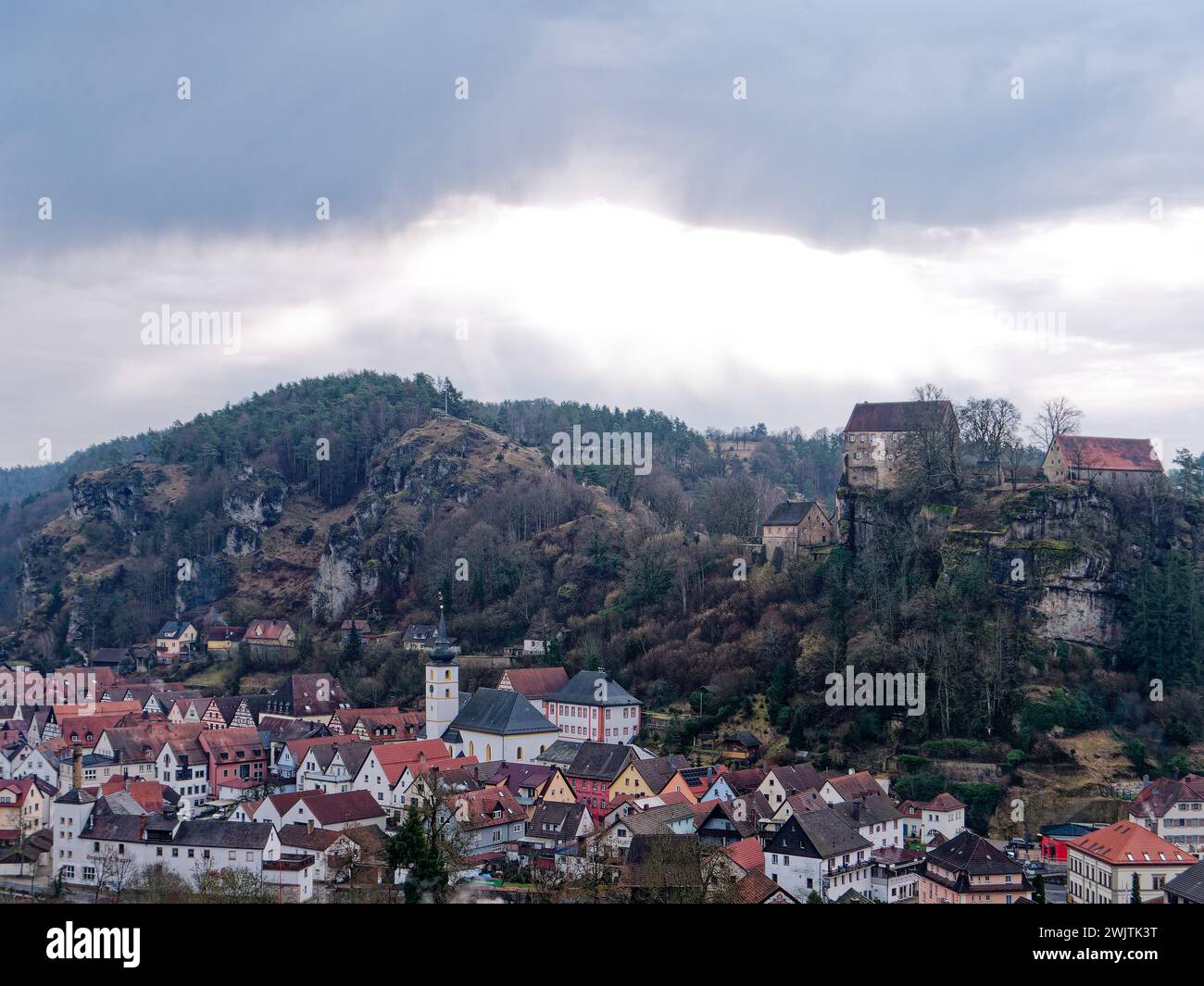 Blick auf das Felsenstädtchen Pottenstein in der Fränkischen Schweiz Foto Stock