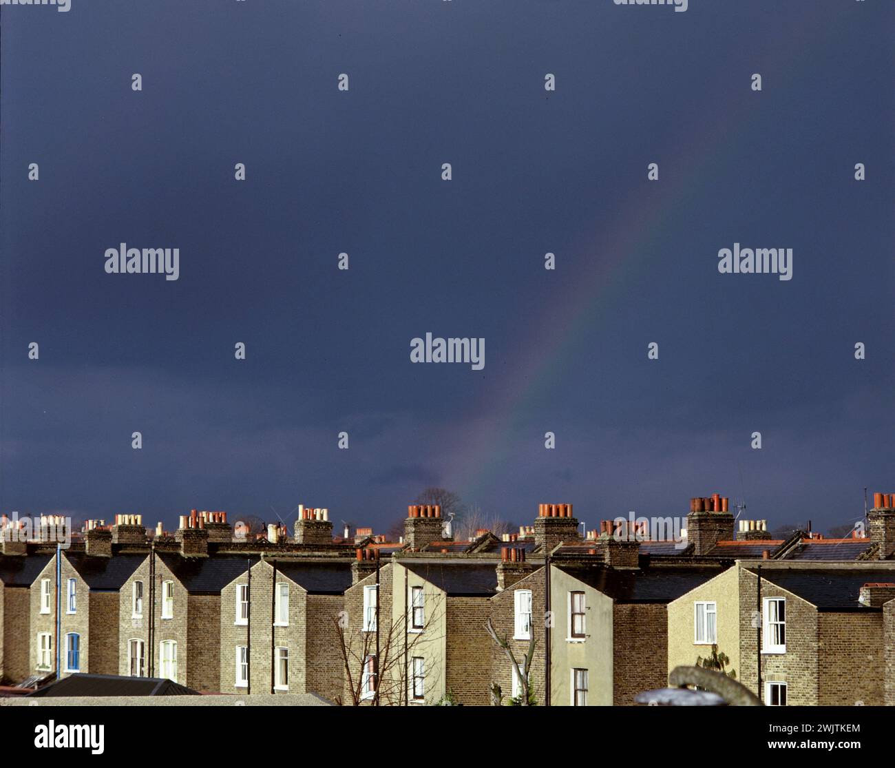 Inghilterra. Londra. Clapham. Cielo tempestoso con le spalle di case vittoriane a schiera. Foto Stock