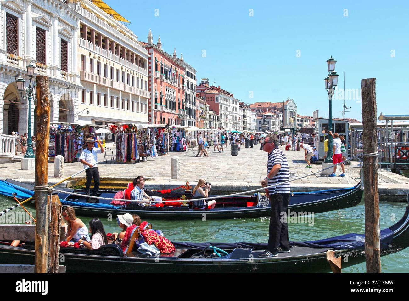 La Riva degli schiavoni con il Palazzo Ducale sulla sinistra e folle di gente a Venezia. Foto Stock