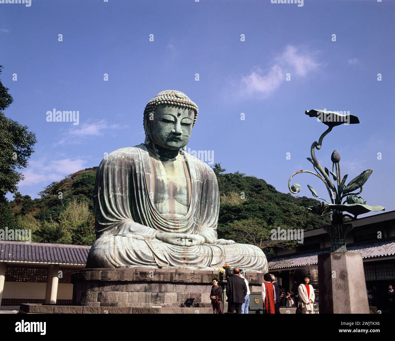 Giappone. Kanagawa. Kamakura. Kōtoku-poll. Il grande Buddha con un gruppo di visitatori. Foto Stock