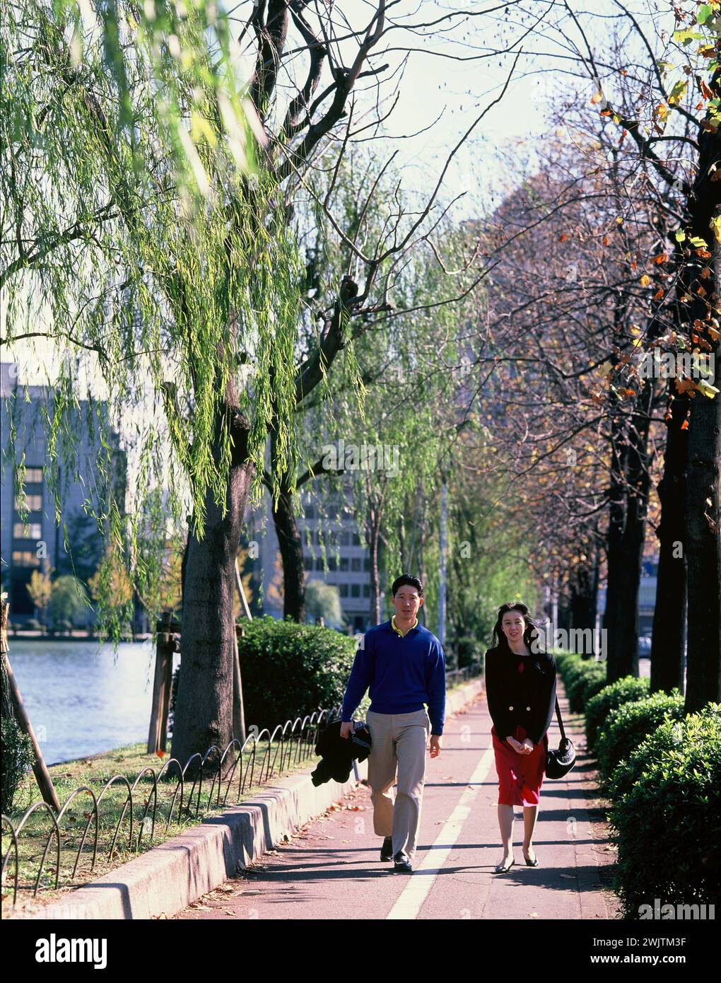 Giappone. Tokyo. Una giovane coppia che cammina nel parco. Foto Stock