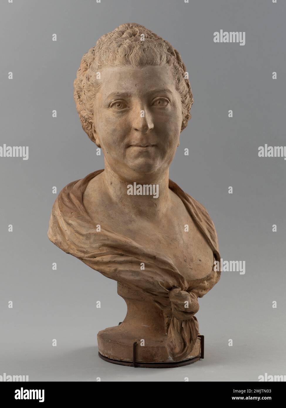 Attribuito a Jean-Baptiste Pigalle (1714-1785). "Busto di Adelaide-Julie Mirleau de Neuville, nata Garnier d'Isle" (1728-1780). Scultura in terracotta, 1700-1799. Parigi, museo Cognacq-Jay. 77946-30 Busto, Decollete, donna, nodo, base, statua, terracotta, vista frontale, 18 18 18 18 18 18 18 18 18 18 xviii secolo Foto Stock