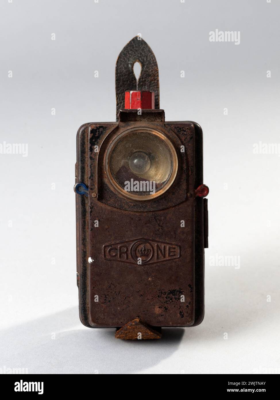 Guerra 1939-1945. Lampada tascabile tedesca "Crone". Museo generale Leclerc dell'Hauteclocque e della liberazione di Parigi, Museo Jean Moulin. 76891-18 attrezzature militari, 1939-1945 guerra 39-45, torcia, lampada elettrica, marchio tedesco, marchio Crone, oggetto, seconda guerra mondiale Foto Stock