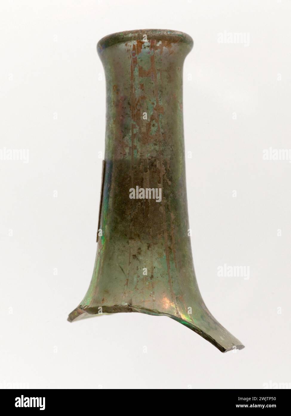 Colletto a labbro piccolo con bordo. Vetro. Parigi, museo Carnavalet. 51537-5 bottiglia, gallina di orlo, colletto piccolo, vetro Foto Stock