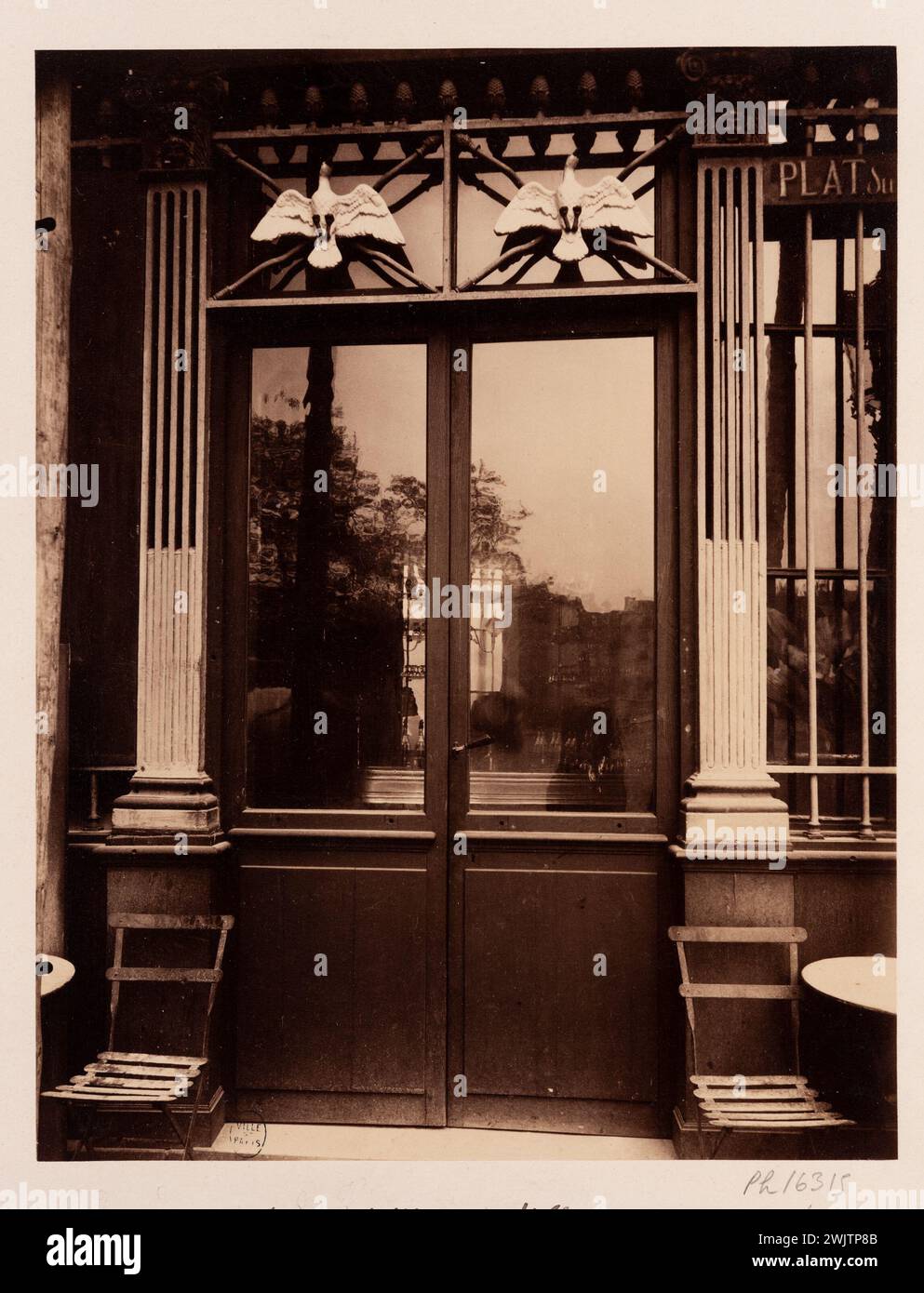 Atget, Eugène (Jean Eugène Auguste Atget, dit) (n.1857-02-12-D.1927-08-04), cabaret 'aux deux pigeons', 62 quai de l'Hotel-de-Ville, 4° arrondissement, Parigi. (Titolo fittizio), 1902. Disegnare su carta di albumina. Museo Carnavalet, storia di Parigi. Parigi, atget Foto Stock