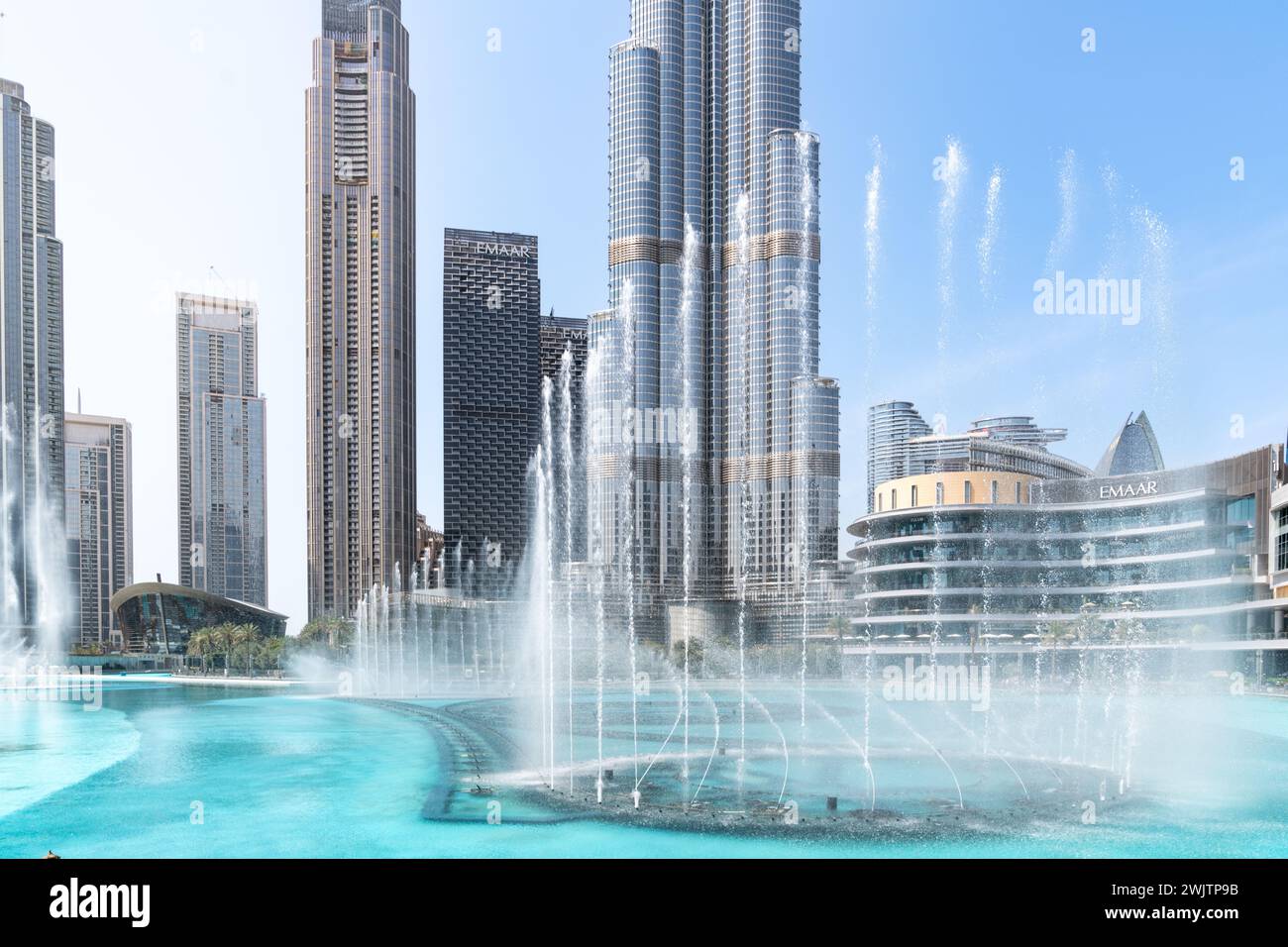 Dubai, Emirati Arabi Uniti - 14 marzo 2023: Vista della Fontana di Dubai e del grande grattacielo Burj Khalifa durante una giornata di sole a Dubai Foto Stock