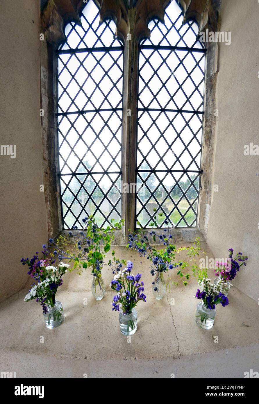 vasi di fiori selvatici nel portico della chiesa blythburgh suffolk inghilterra Foto Stock