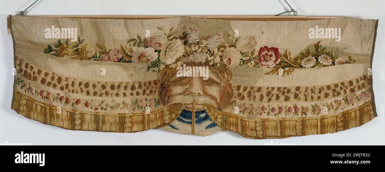 Fabbricazione di Aubusson (attribuito a), lambrequin con il leone mux, Luigi XVI Sfondo crema: Arazzi; tela di lino e decadimento (doppiaggio); Velcro (editing). Arredamento: Due tendaggi decorati con "pelle di leopardo" e piccoli fiori; al centro, una museruola di leone sormontata da grandi fiori. Parigi, museo Cognacq-Jay. 35078-13 Cantonniere, leone mux Foto Stock