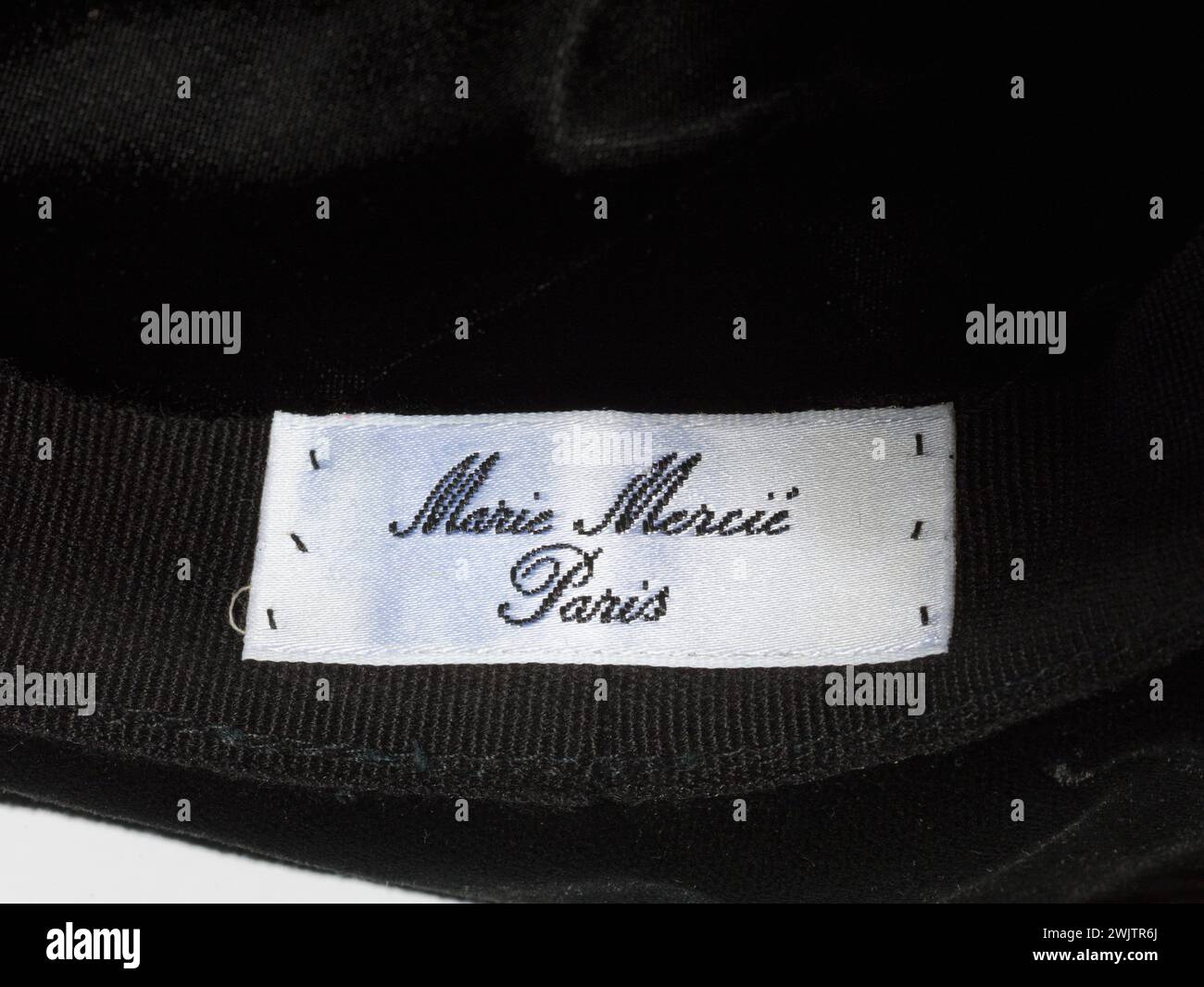 Marie Mercié. Cappello alto, passaggio ondulato. Velluto di seta nero, ingresso testa a grana grossa nera, fodera con linguetta in seta nera. Intorno al 1999-2000. Galliera, museo della moda della città di Parigi. High colotte, label, haute couture, modalità femminile, Signature, XX XX XX XX XX XX XX XX XX secolo, cappello Foto Stock
