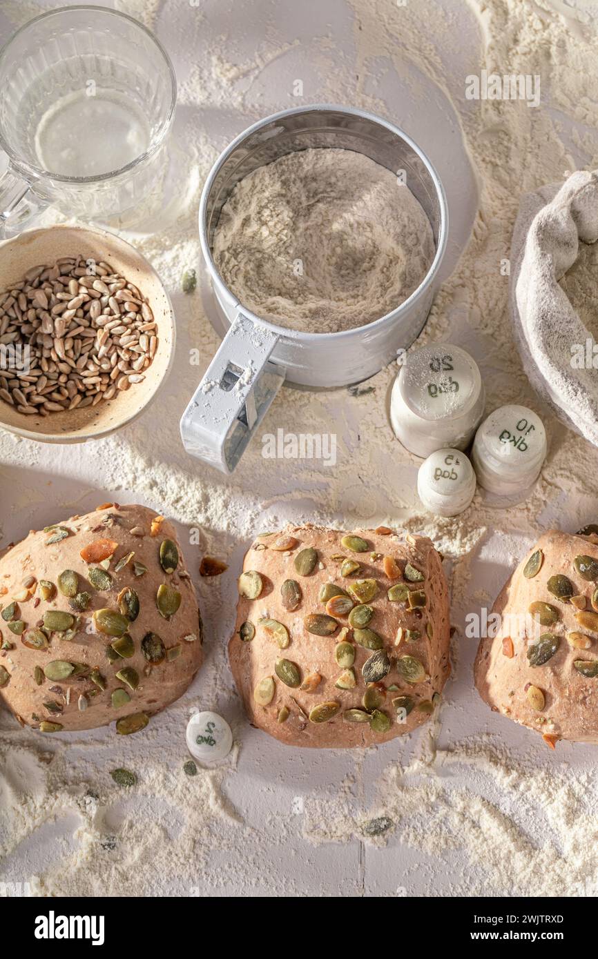 Panini di zucca fatti in casa e ingredienti in tavola. Panini cotti in una panetteria. Foto Stock