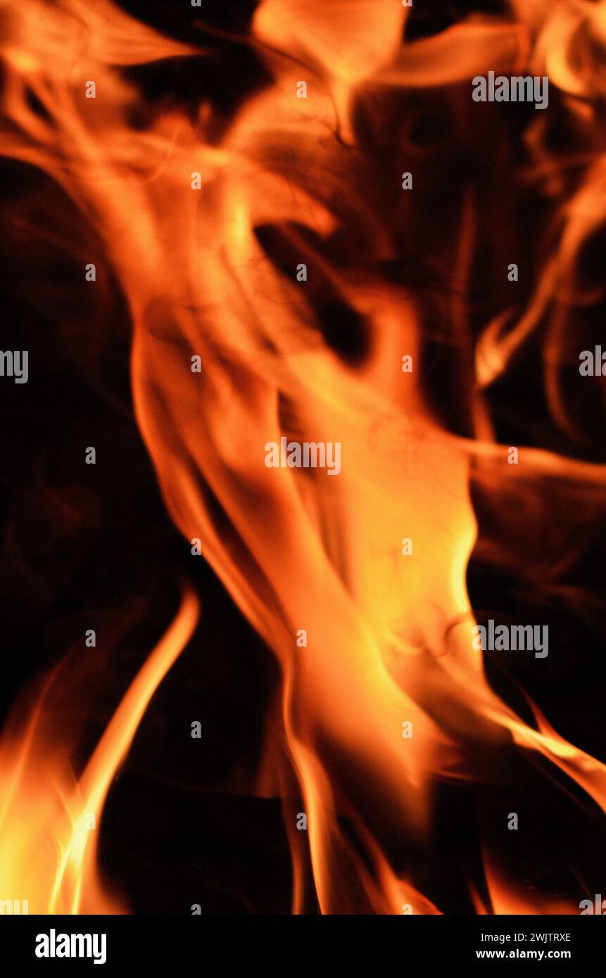 ballerini mistici nelle fiamme di un fuoco Foto Stock