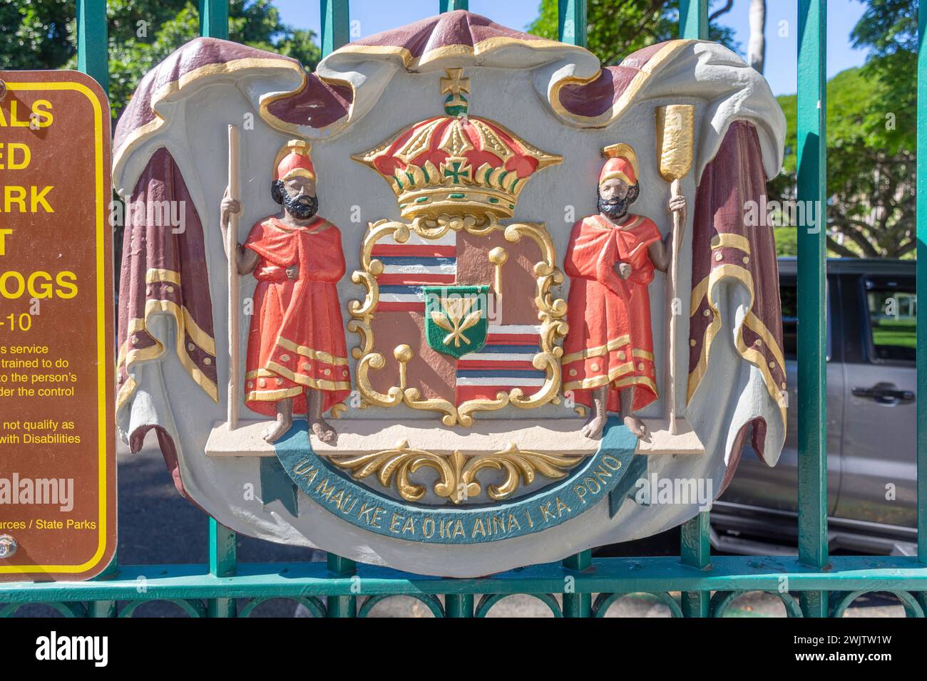 Royal Coat of Arms al cancello di Iolani Palace, King Street, Honolulu, Oahu, Hawaii, Stati Uniti d'America Foto Stock
