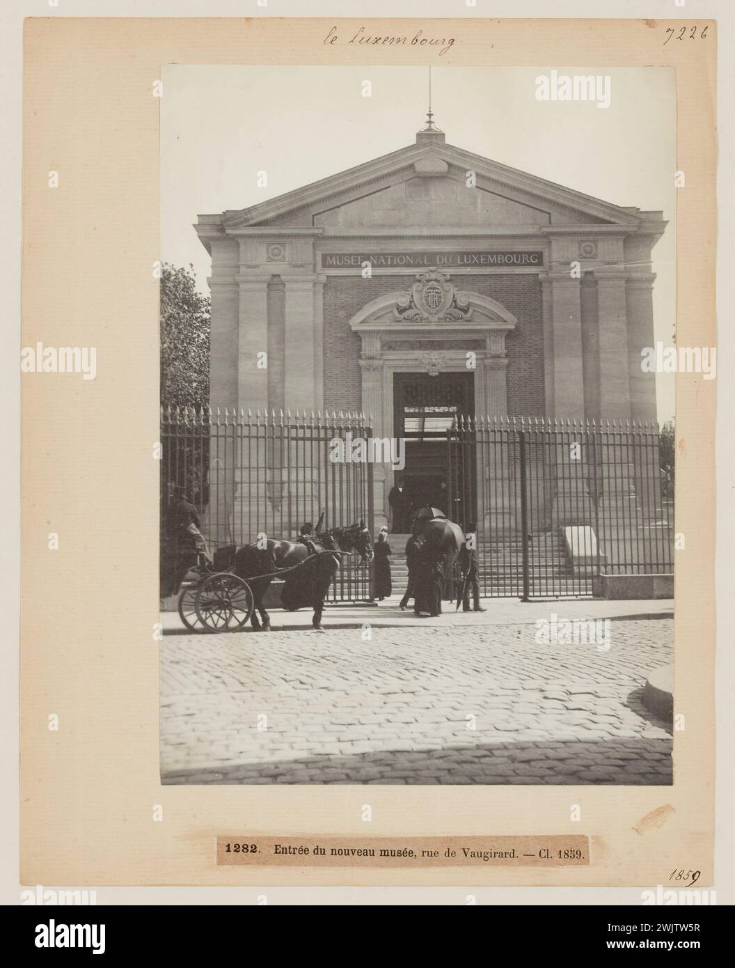 Blancard, Hippolyte (1843 - D.1924), ingresso al Museo Nazionale del Lussemburgo, rue de Vaugirard, vi arrondissement, Parigi (titolo fittizio), 1890. Estrazione Platinum. Museo Carnavalet, storia di Parigi. Foto Stock