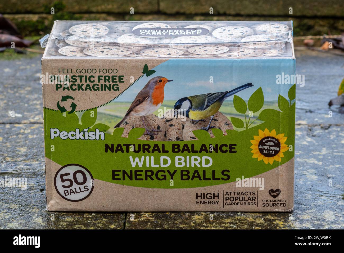 Alimenti per uccelli in imballaggi privi di plastica, Regno Unito. Concetto: Riduzione della sostituzione degli imballaggi in plastica Foto Stock