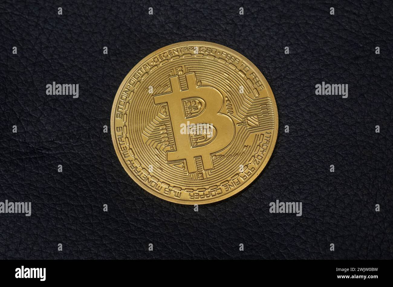 Moneta Bitcoin su sfondo nero Foto Stock