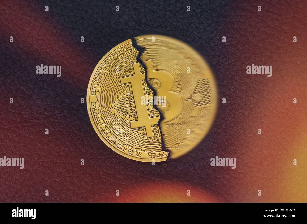 Moneta Bitcoin dimezzata su sfondo nero. Foto simbolo per il Bitcoin Halving Foto Stock