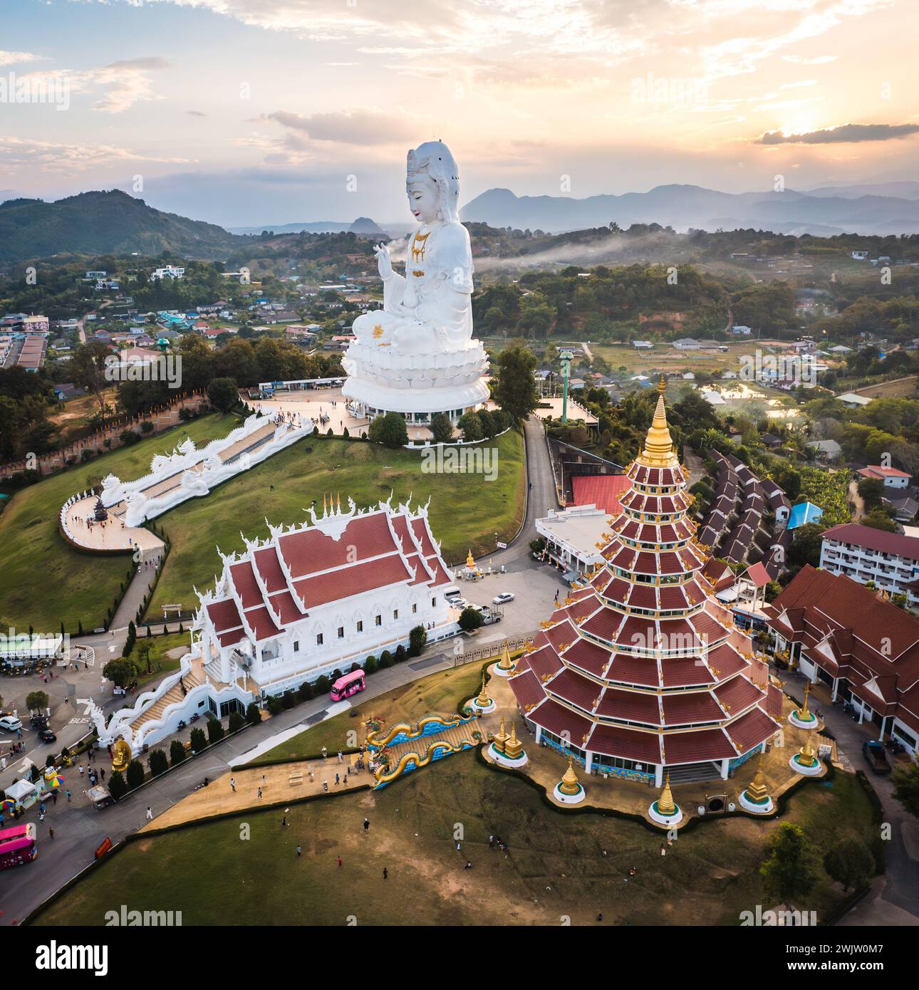 Veduta aerea di Wat Huay Pla Kang: Dea della Misericordia, a Chiang Rai, Thailandia Foto Stock