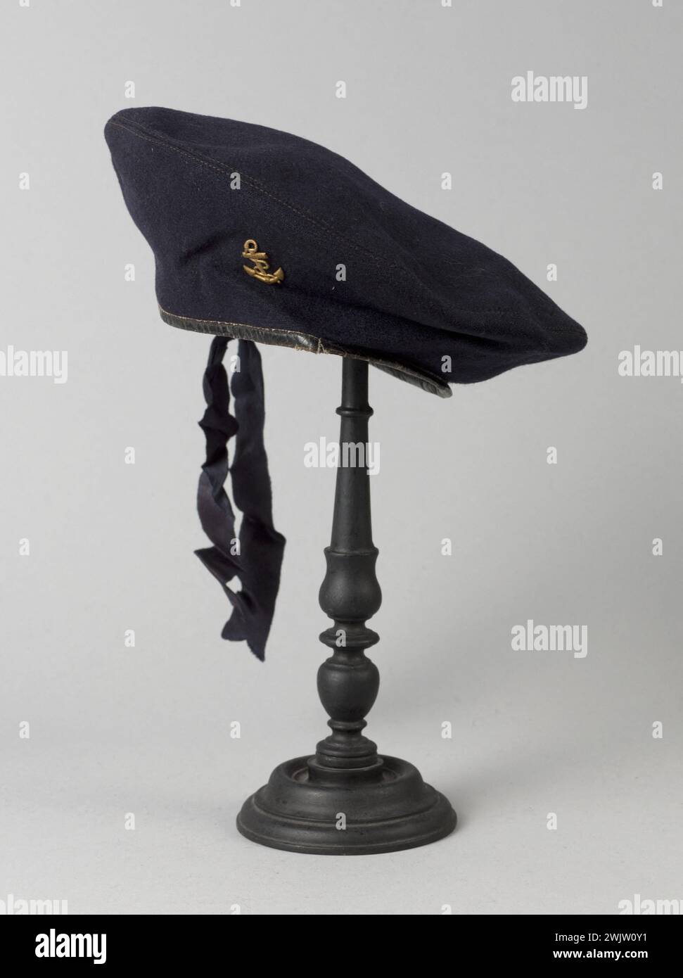 Beret del gruppo itinerante Indocina di Lucie Deplanque (Rochambelle, nata Louet). Lamiera, pelle, metallo. 1945-1954. Museo generale Leclerc dell'Hauteclocque e della liberazione di Parigi, Museo Jean Moulin. 78980-15 2nd 2nd dB, 2nd 2nd Blindee Division, ambulanza, ambulanza, berretto militare, equipaggiamento militare, guerra 1939-1945, guerra 39-45, seconda guerra mondiale, uniforme militare, unità militare femminile, unità Rochambeau Foto Stock