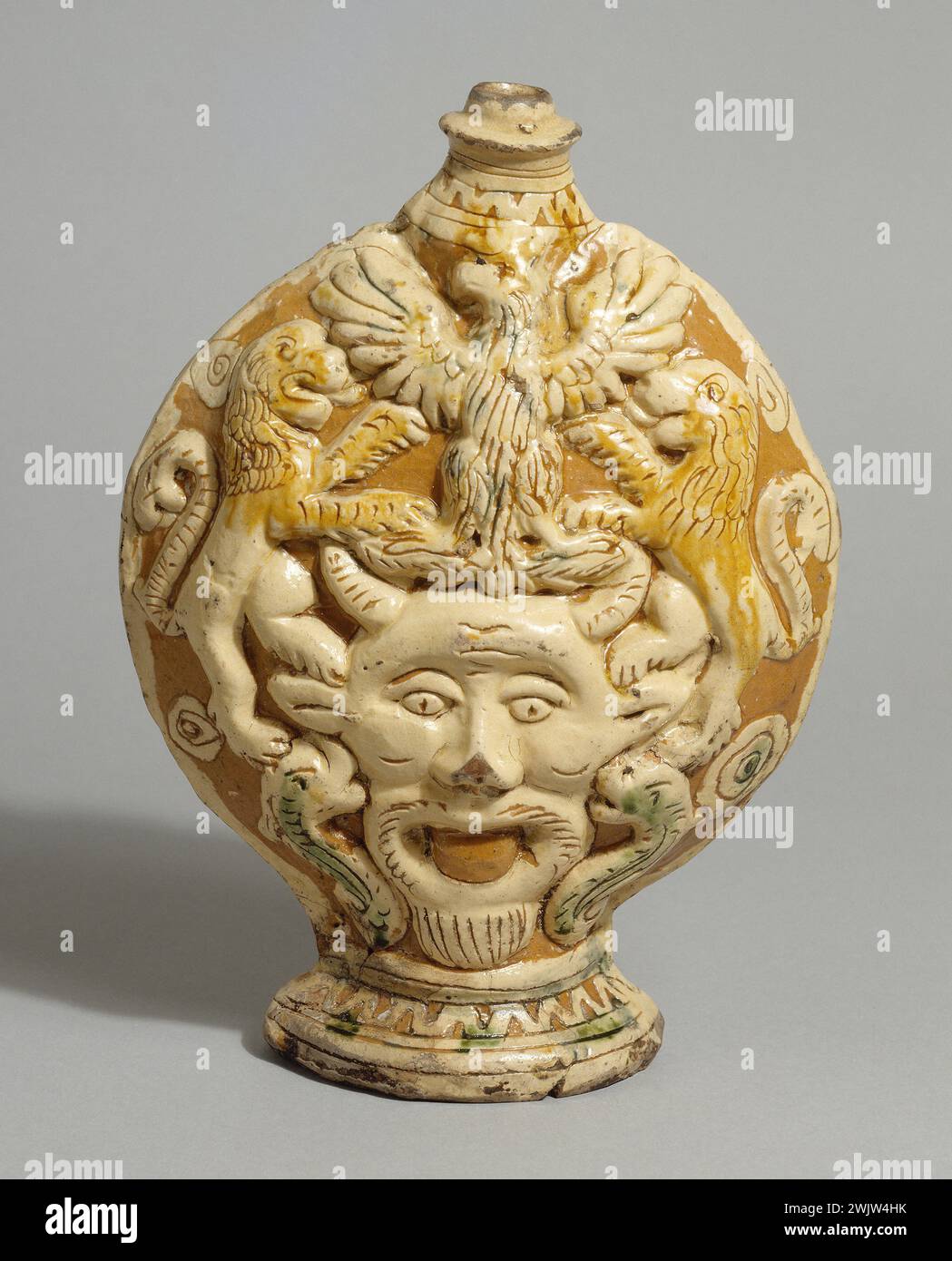 Gourde: Maschera Barbu, maiolica italiana di Squillace in Calabria, XVII secolo (lato A). Museo delle Belle Arti della città di Parigi, Petit Palais. 27013-4 Eagle, Ceramic, Cote A, Gourde, Italia, leone, Majolic di Squillace in Calabria, maschera Barbu, mostro, Rinascimento italiano, piatti Foto Stock