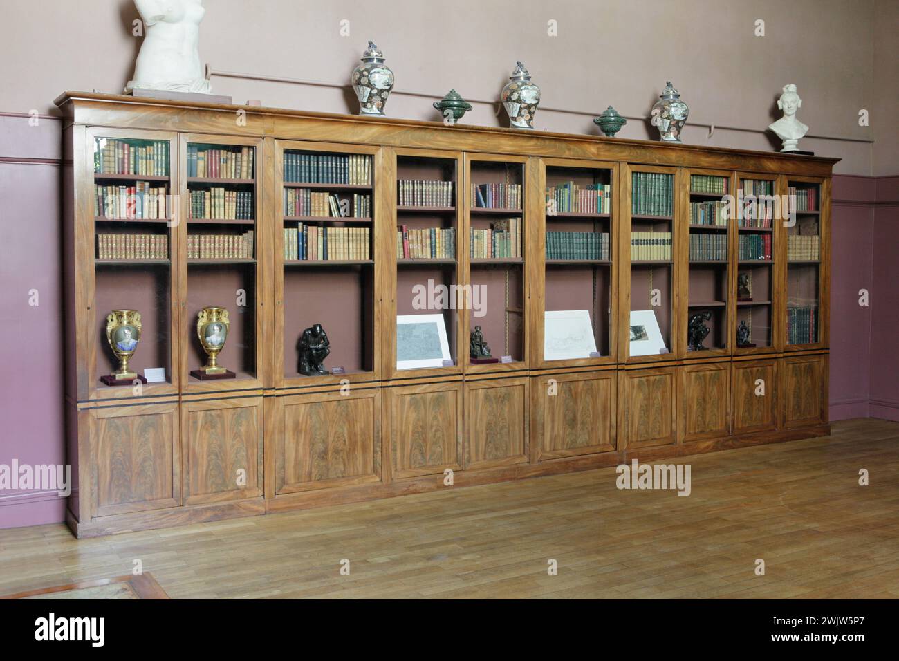 Libreria '. Mogano, sei porte di vetro, intorno al 1830. Parigi, Museo della vita romantica. 19 Centro, 19°, 19°, mogano, biblioteca, Bouveoir, busto, decorazioni floreali, sfondo bianco, scultura stubbing, orologio, libro, marmo grigio, mobili, porta in vetro, statua, statuetta, tessuto, vaso, 19°, diciannovesimo, diciannovesimo, legno, mobili Foto Stock